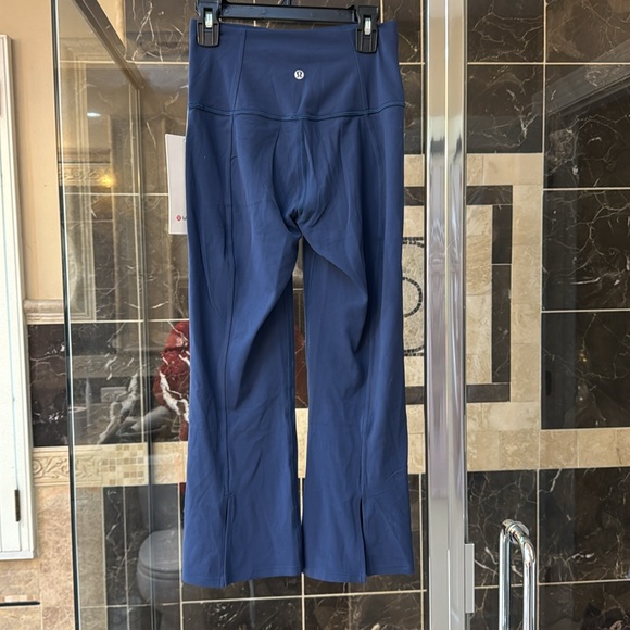 Lululemon blue flare crop, size 6, NWT. - Picture 5 of 7